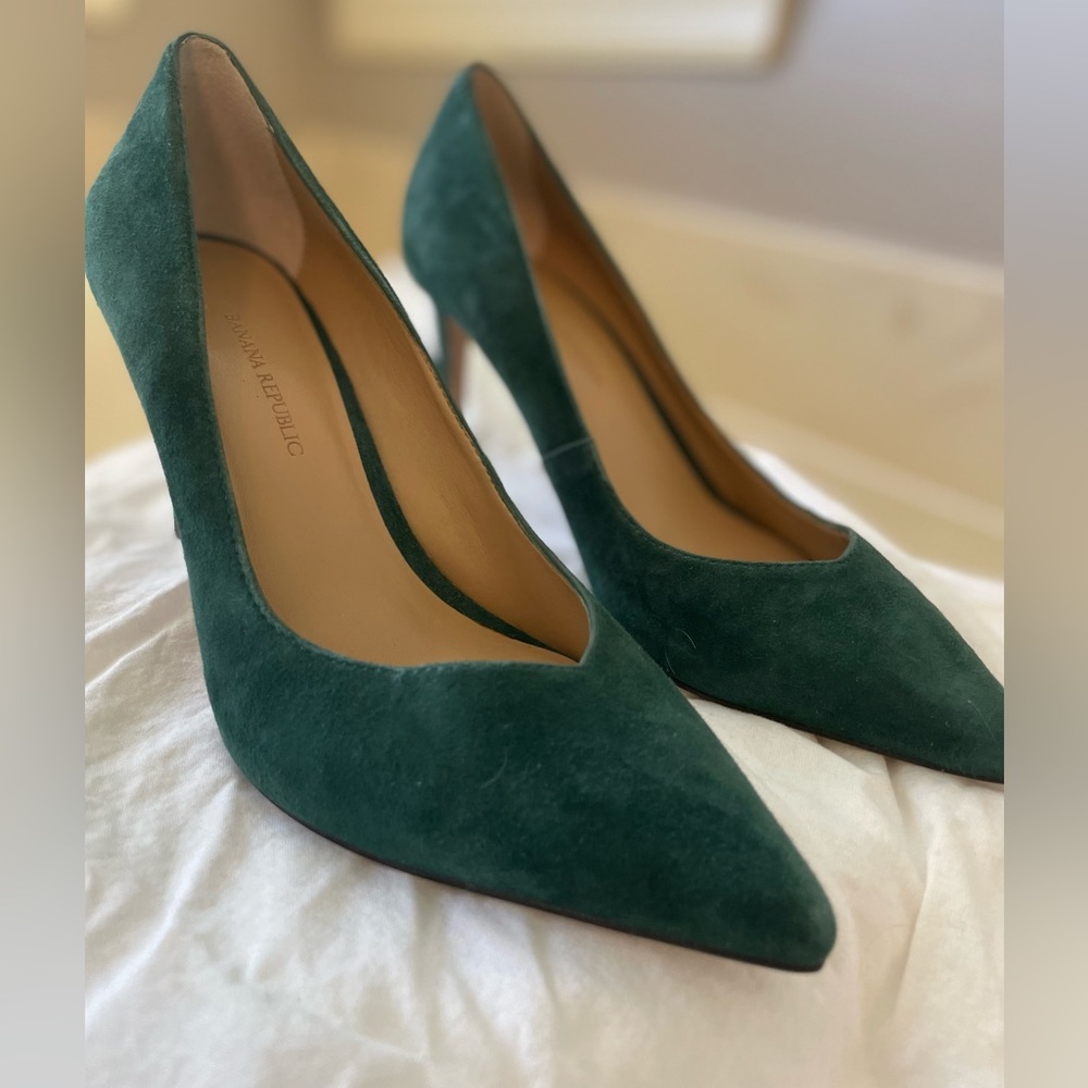 Banana Republic Madison 12 hour pump in dark green suede size 7